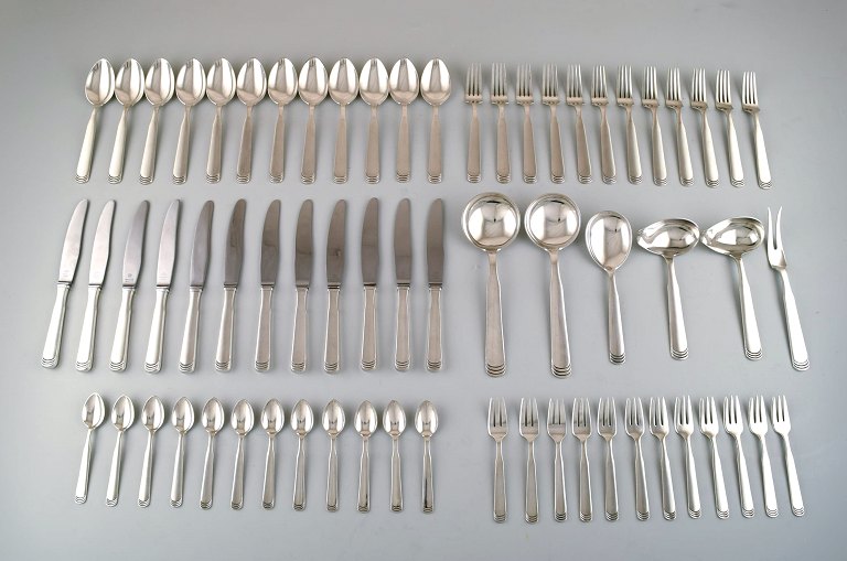 Hans Hansen Denmark silverware no. 15. A complete 12-person art deco dinner 
service in sterling silver. 1940 / 50 s.
