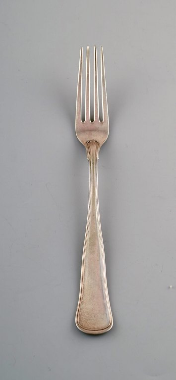 Dansk sølvsmed. Dobbeltriflet middagsgaffel i tretårnet sølv. 1930