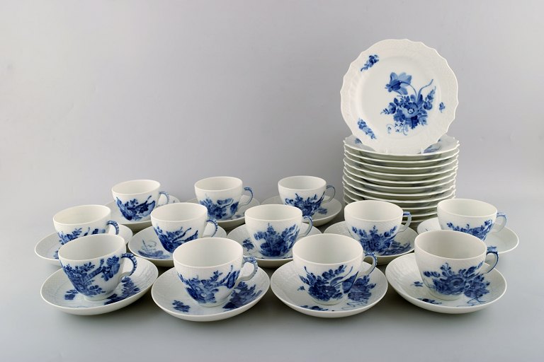 12 person coffee service Royal Copenhagen Blue flower curved.
