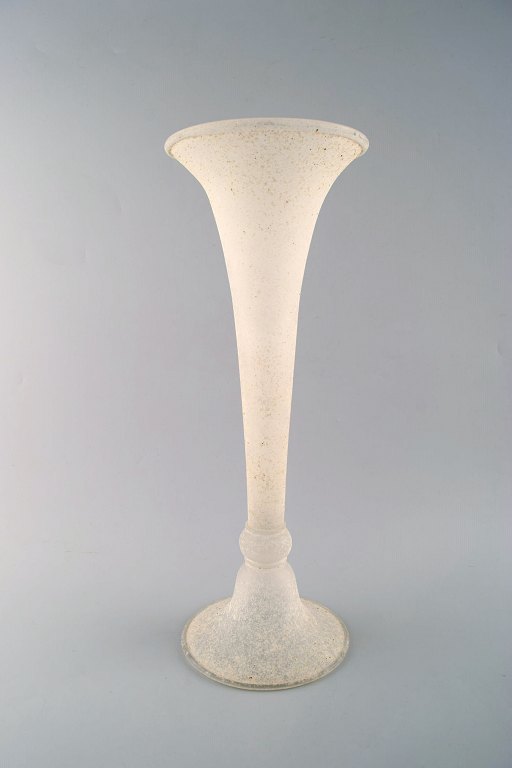 Stor trumpetformet Murano vase i mundblæst kunstglas, 1960´erne. 
