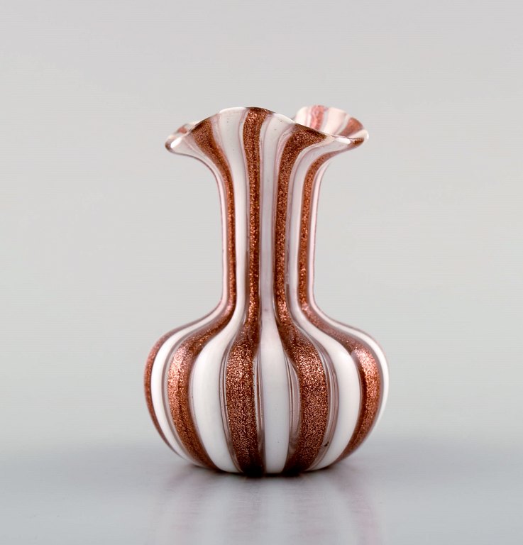 "Zanfirico" Murano, brun og hvidstribet vase i mundblæst kunstglas, 1960´erne. 
