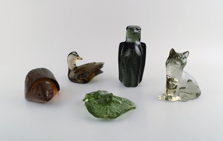 Paul Hoff for Svenskt glas. Fem figurer i form af falk, pindsvin, tudse, and 
samt ulv med unge. kunstglas. WWF.
