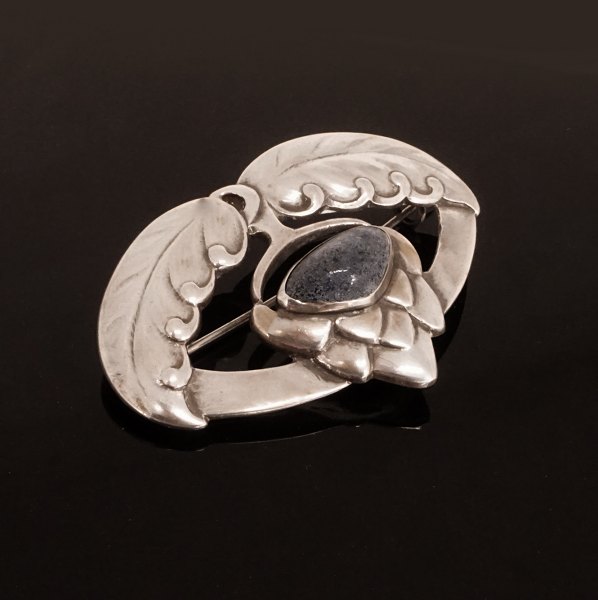 A Georg Jensen silver brooch no. 29 with lapis. Marked 826S. Period 1904-08. 
Size: 3,6x5,5cm