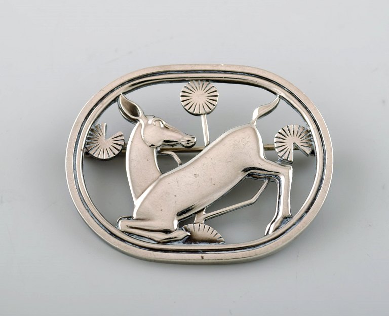 Broche i sterlingsølv af Georg Jensen. Designnummer 256. Hjortemotiv.
