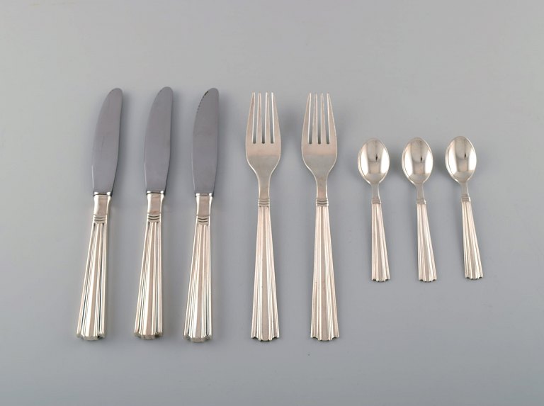 French Art deco dinner service in plated silver.
Consisting of dinner knives, dinner forks and coffee spoons.
