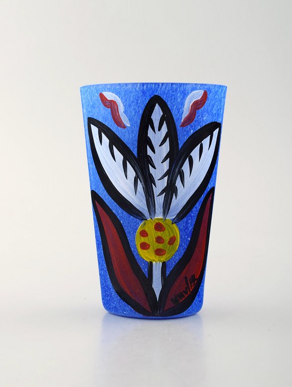 Ulrica Hydman Vallien for Kosta Boda, Sweden. Vase in blue mouth blown art glass 
decorated with flower.