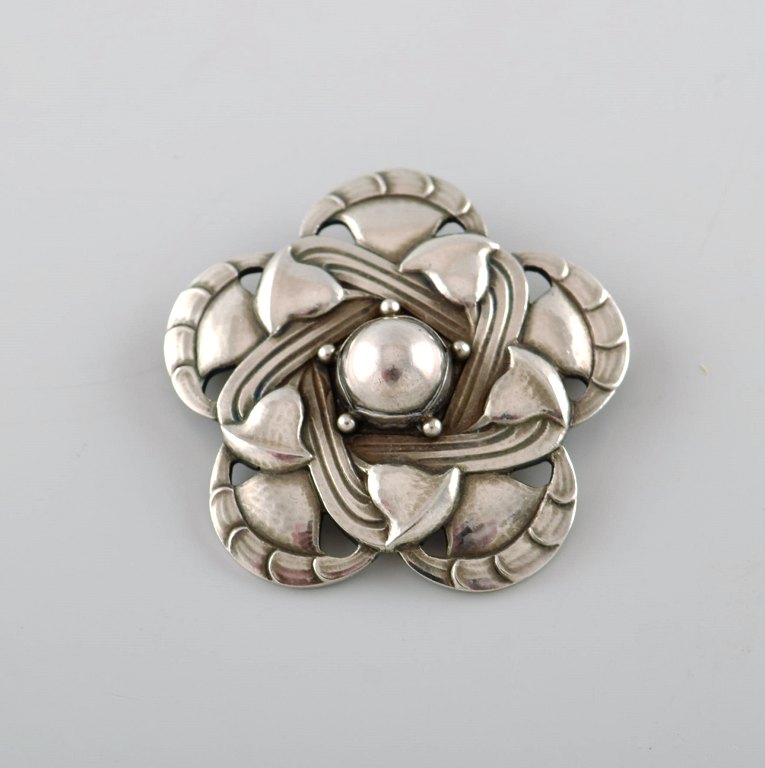 Sjælden skønvirke broche i sterlingsølv af Georg Jensen. Designnummer 12.