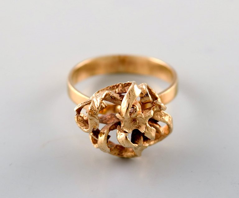 Hermann Siersbøl, Danish goldsmith. Organic ring in 14 carat gold. 1960