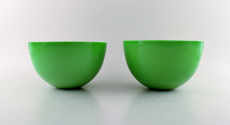 Sven Palmqvist for Orrefors. Et par grønne "Colora" skåle i kunstglas. 
