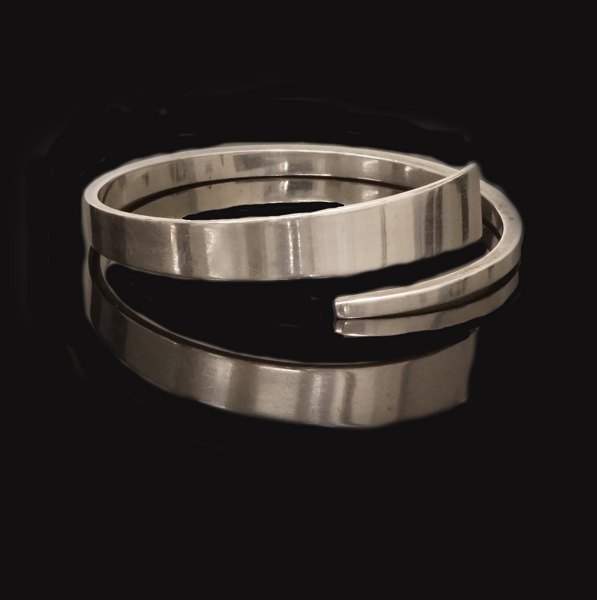 Hans Hansen, Denmark: A sterlingsilver bracelet. Size inside: 7x7cm