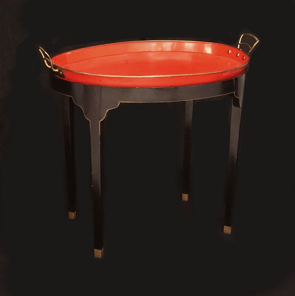 A small tray top table. Tray made circa 1850. H: 61,5cm. Tray: 68x52cm