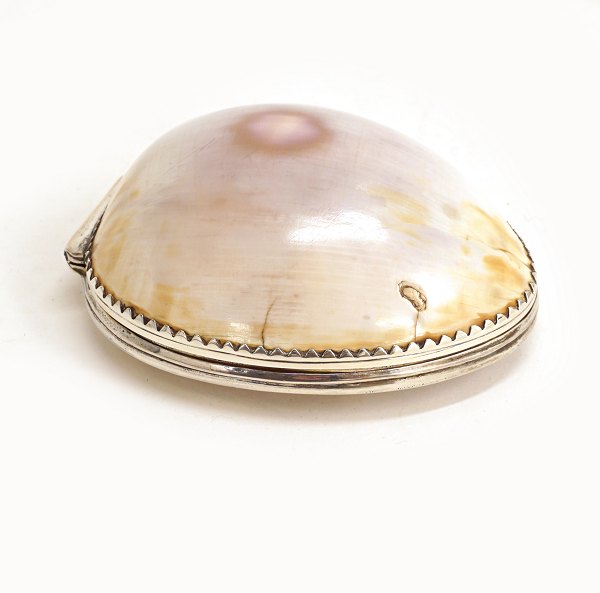 A mid 18th century silver mounted shell. Made circa 1750. L: 8,5cm