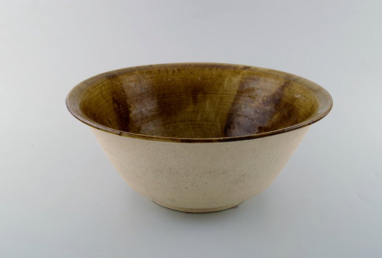 Ivy Lysdal, b. 1937. Danish ceramist and painter.
Large unique bowl with uranium glaze. 1970