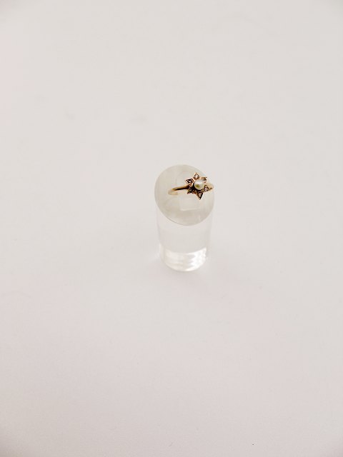 14 carat gold ring  with pearl and 6 diamonds in star shape