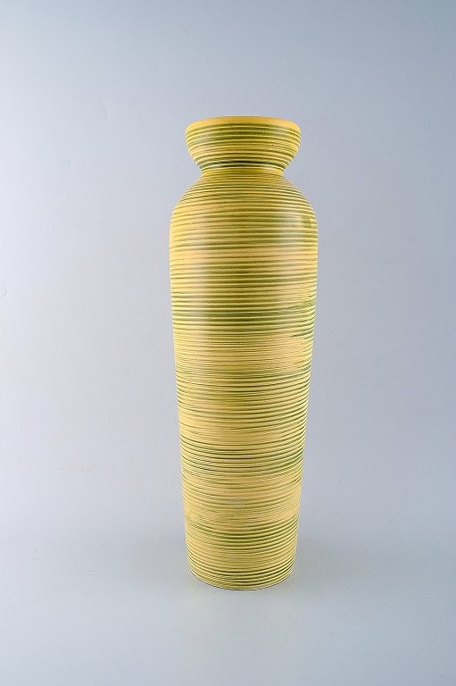 Gefle, Bo fajans floor vase in modern design, yellow-glazed.
Marked. 1950 / 60s.