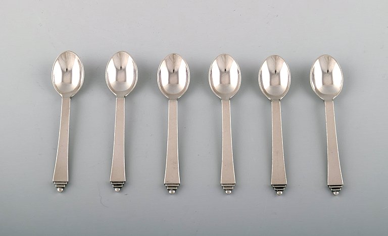 6 pcs Georg Jensen Pyramid coffee spoon / mocha spoon.
Sterling silver.
Designed by Harald Nielsen 1933-44.