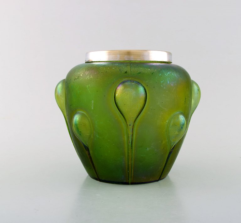 Lötz art nouveau vase i iriseret kunstglas med sølvkant. Østrig, tidligt 
1900-tallet.