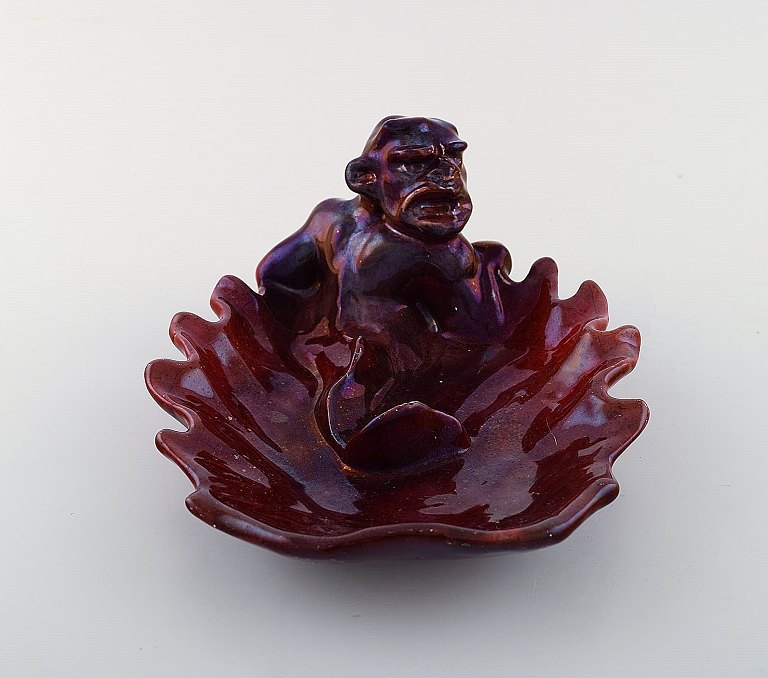 Karl Hansen Reistrup for Kähler. Rare dish with grotesque in beautiful luster 
glaze. 1890