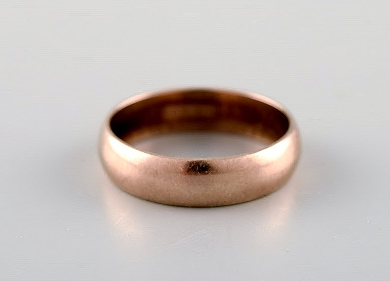 Danish goldsmith. Classic gold ring in stylish design. Ca. 1950