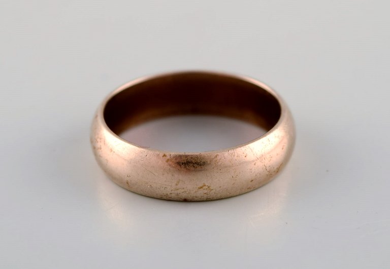 Danish goldsmith. Classic gold ring in stylish design. Ca. 1950