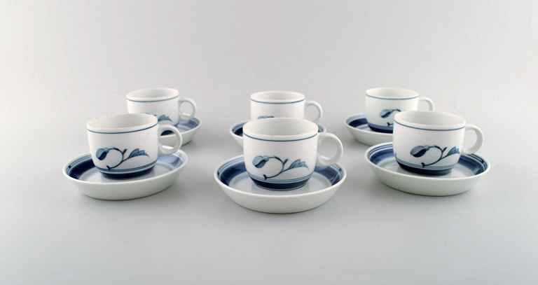 B&G, Bing & Grøndahl. Korinth mokkakop i håndmalet porcelæn med underkop. Sæt på 
6 stk. Modelnummer: 463.