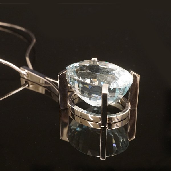 Necklace, 14ct white gold, with a blue topaz of 101,66ct