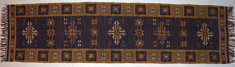 Märta Måås-Fjetterström, Sweden b. 1873, 1941.Large, rare and early hand-woven carpet in wool in "rölakan" technique.