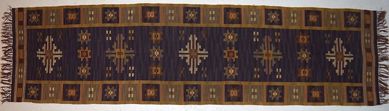 Märta Måås-Fjetterström, Sweden b. 1873, 1941.
Large, rare and early hand-woven carpet in wool in "rölakan" technique.