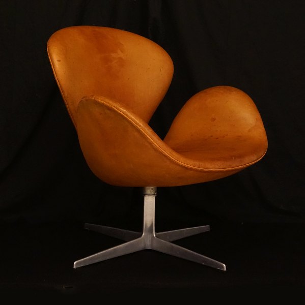 Arne Jacobsen: "The Swan". Produced in Denmark in the 1960s