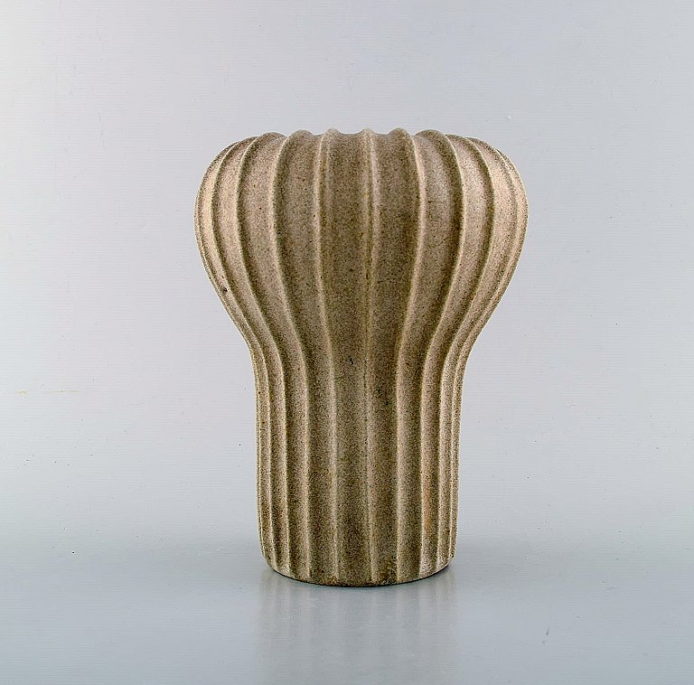Arne Bang. Trompetformet vase af stentøj, modelleret med rillet korpus. 
1940