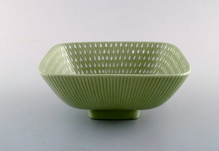 Arthur Percy (b. 1886, d. 1976) for Upsala Ekeby / Gefle. Large ribbed bowl on 
foot.