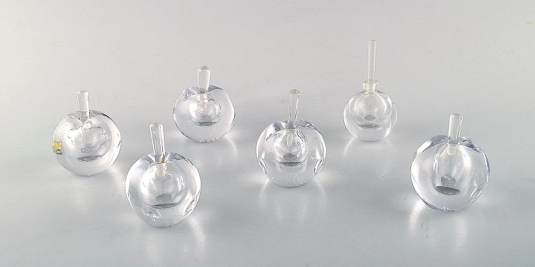 Vicke Lindstrand for Kosta Boda. En samling på seks mundblæste parfume flakoner 
i klart kunstglas. Designet i 1960