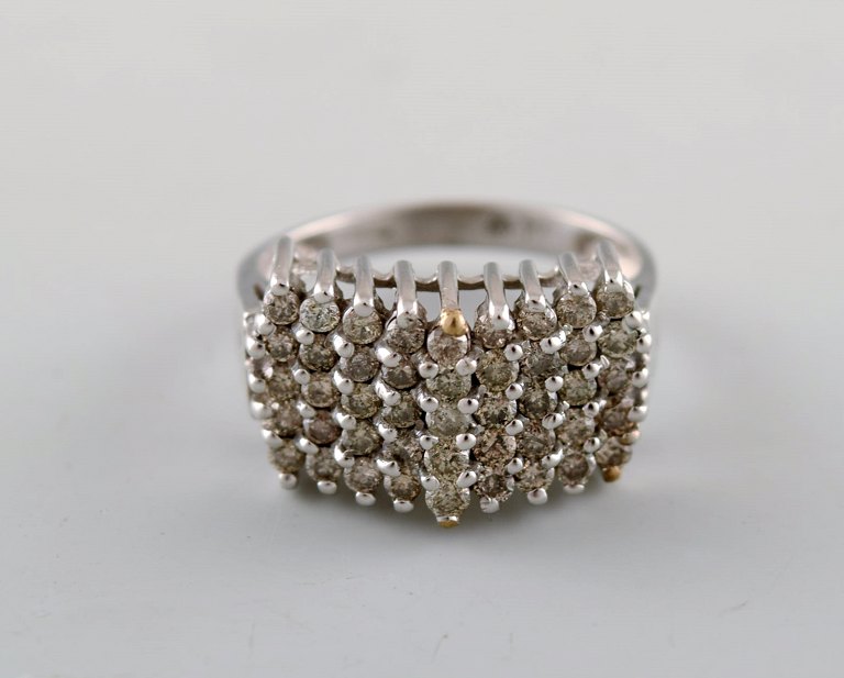 Large art deco ring in 9 carat white gold with numerous diamonds.