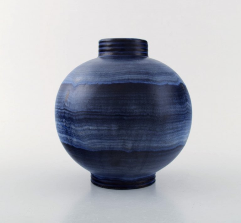 Ilse Claesson for Rørstrand. Sjælden rund art deco vase. Smuk glasur i dybe blå 
nuancer. 1930