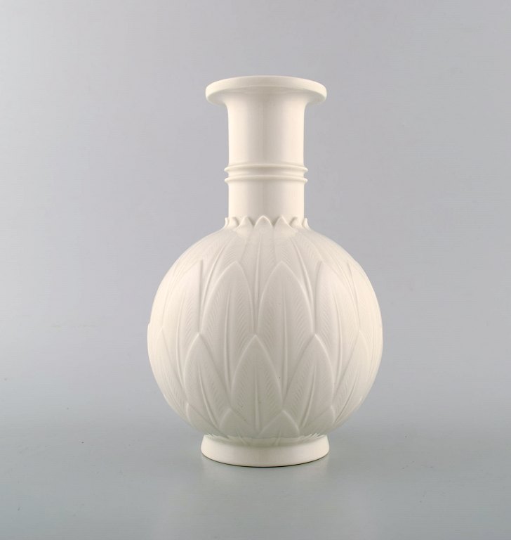 Arno Malinowski for Royal Copenhagen.
Vase in blanc de chine porcelain.