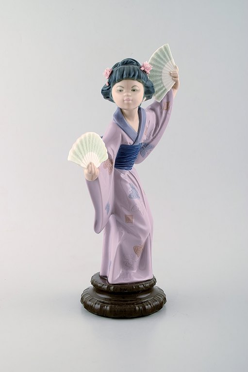 Lladro, Spain. Large figure in glazed porcelain. Geisha with fans. 20th century.