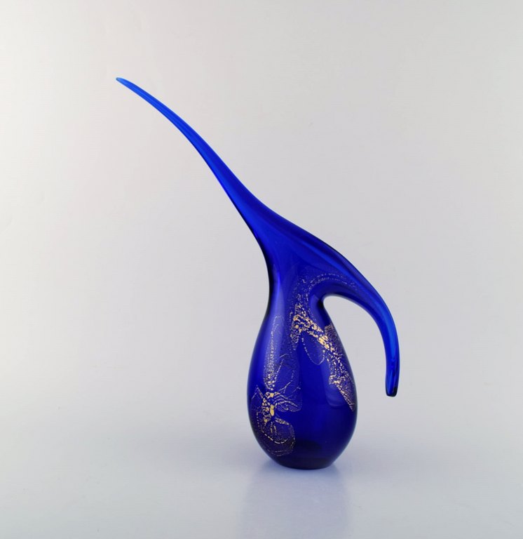 Allan Scharff for Royal Copenhagen / Holmegaard. Large jug in blue art glass 
with gold decoration. Dated 1995.