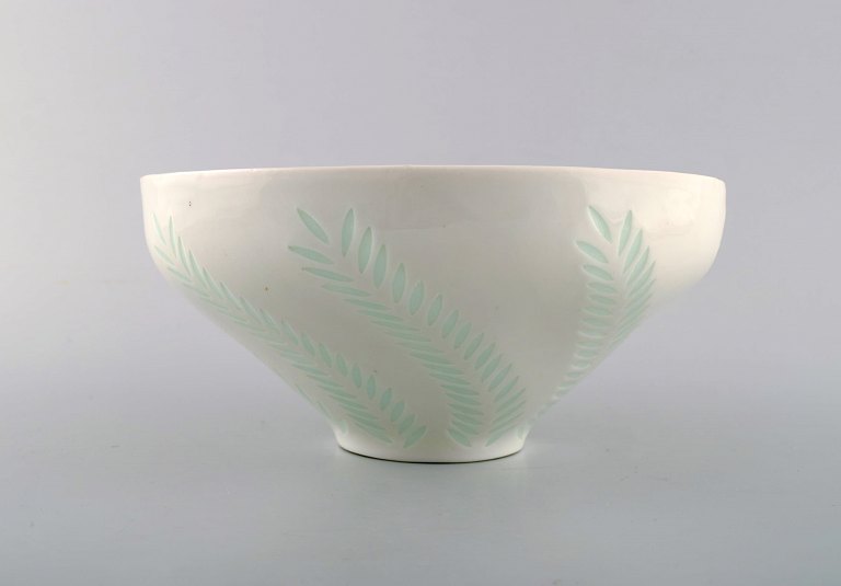 Freidl Holzer Kjellberg for Arabia. Large bowl in rice porcelain. Dated 1946.