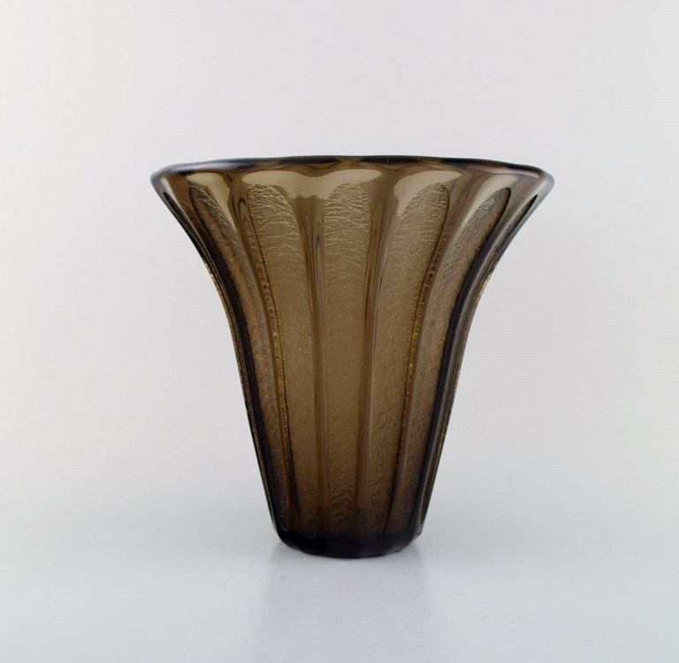 Daum Nancy art deco vase i røgfarvet slebet kunstglas. 1930