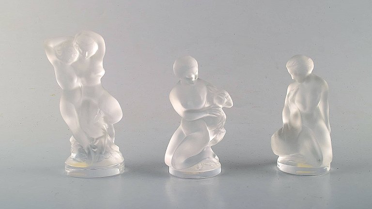 Lalique. Tre kvindefigurer i klart kunstglas. 1960