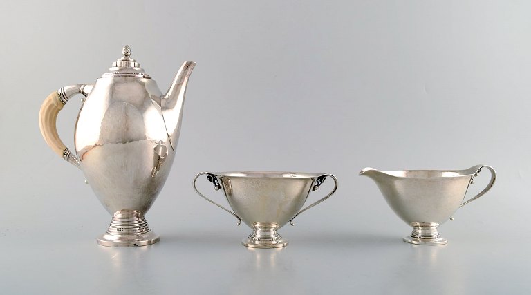 Johan Rohde for Georg Jensen. Sjældent og tidligt kaffeservice i sterlingsølv. 
Dateret 1919.