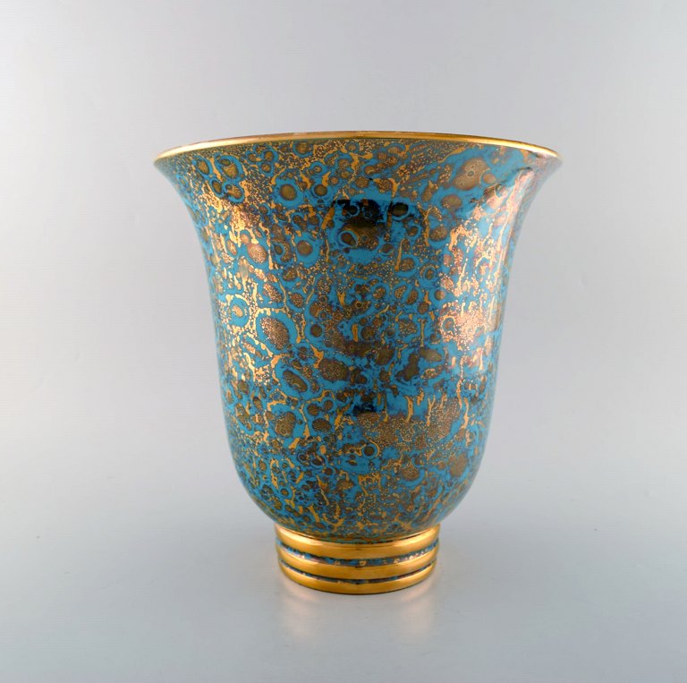 Sevres, Paris. Stor art deco vase på fod i turkis og guld. 1940