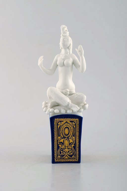 Peter Strang (f.1936) for Meissen. Blanc de chine "Scheherezade" figur på blå 
sokkel med gulddekoration. 1980/90