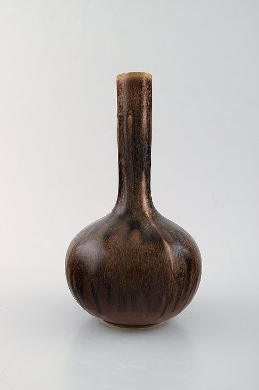 Axel Salto for Royal Copenhagen. Vase af glaseret stentøj. Smuk glasur i 
kastanjebrune nuancer. Langhalset form. 1940/50