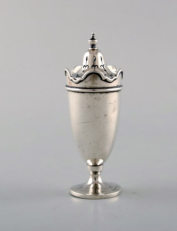 English pepper shaker in silver. Late 19th century. From large private 
collection. 
