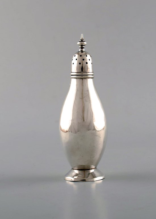 English pepper shaker in silver. Late 19th century. From large private 
collection. 
