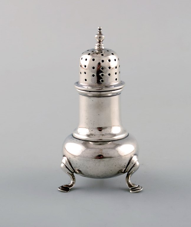 English pepper shaker in silver. Late 19th century. From large private 
collection. 
