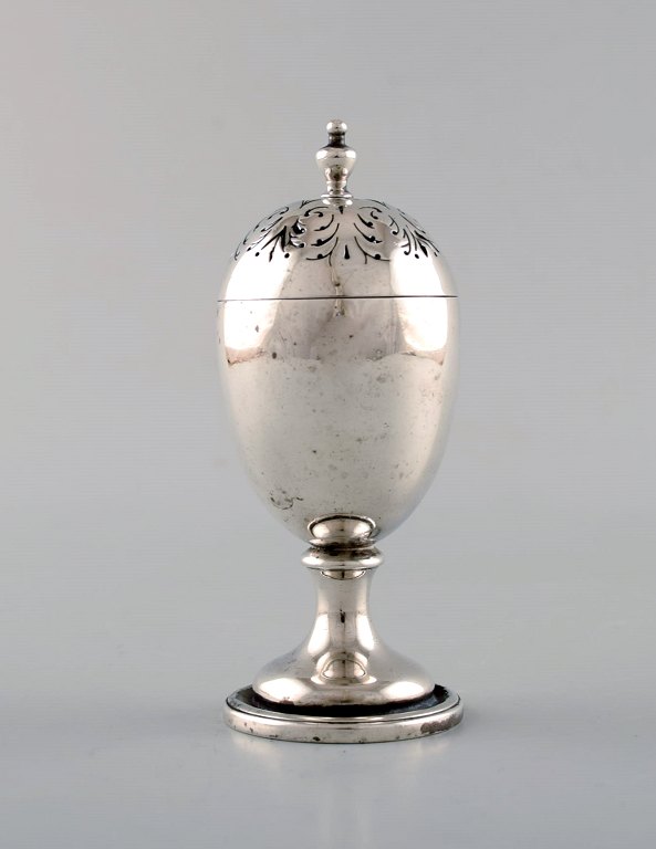 English pepper shaker in silver. Late 19th century. From large private 
collection. 
