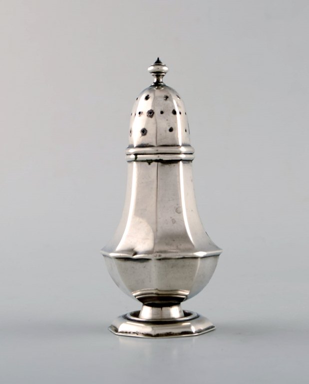 English pepper shaker in silver. Late 19th century. From large private 
collection. 
