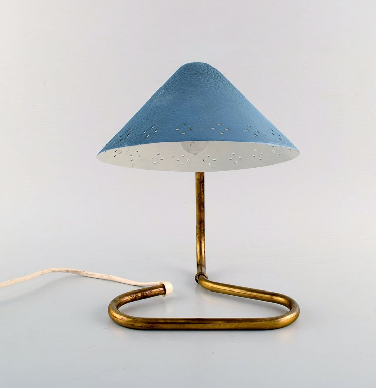 Skandinavisk design. Justerbar skrivebordslampe. Fod i patineret messing. 
Lyseblå skærm med huller til lysudfald. 1950